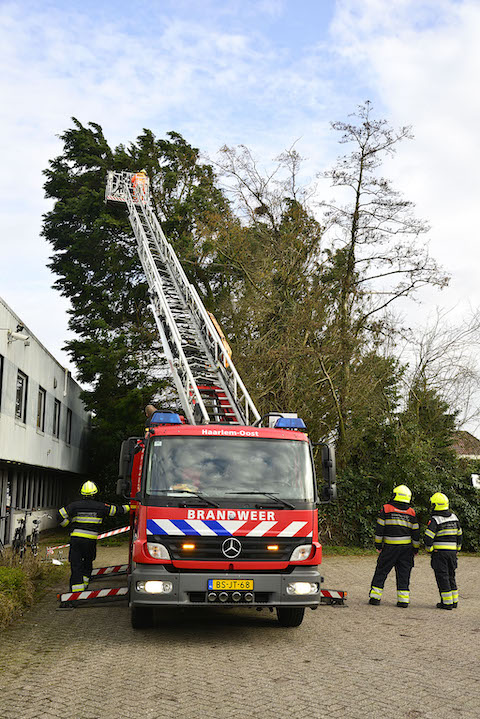 2021/46/20210311-16u11 GB 005 Stormschade Stevinstraat.jpg